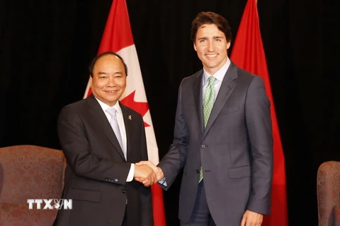 Thủ tướng Nguyễn Xuân Phúc gặp Thủ tướng Canada Justin Trudeau bên lề hội nghị Thượng đỉnh Nhóm 7 nước công nghiệp phát triển (G7) mở rộng tại tỉnh Mie (Nhật Bản) tháng 5/2016. (Ảnh: Thống Nhất/TTXVN)