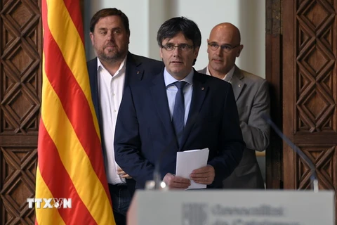 Cựu Thủ hiến vùng Catalonia Carles Puigemont (giữa) và cựu Phó vùng Catalonia Oriol Junqueras (trái) tại một sự kiện ở Barcelona. (Nguồn: AFP/TTXVN)