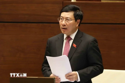 Phó Thủ tướng, Bộ Trưởng Bộ Ngoại giao Phạm Bình Minh giải trình, tiếp thu ý kiến của đại biểu Quốc hội nêu. (Ảnh: Phương Hoa/TTXVN)