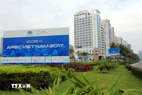 Panô chào mừng Tuần lễ cấp cao APEC 2017 trên các tuyến đường ở Đà Nẵng. (Ảnh: Trần Lê Lâm/TTXVN)