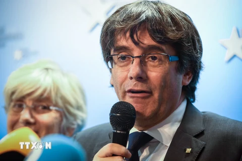 Cựu Thủ hiến Catalonia Carles Puigdemont (phải) và các thành viên chính quyền bị phế truất trong cuộc họp báo ở Brussels (Bỉ) ngày 31/10. (Nguồn: AFP/TTXVN)