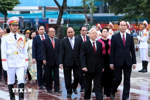 Đoàn đại biểu Đảng, Nhà nước và thành phố Hà Nội đến dâng hoa tưởng niệm tại Tượng đài V.I.Lenin. (Ảnh: Phạm Kiên/TTXVN)