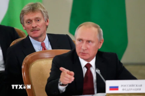 Tổng thống Nga Vladimir Putin và người phát ngôn điện Kremlin Dmitry Peskov. (Nguồn: AFP/TTXVN)