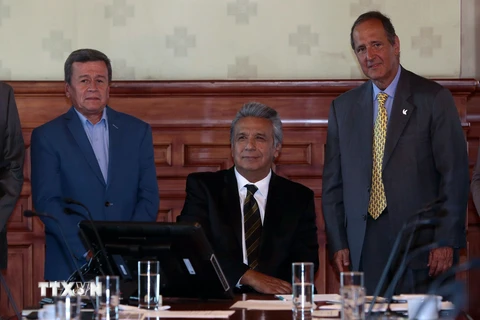 Trưởng đoàn đàm phán của ELN Pablo Beltran, Tổng thống Ecuador Lenin Moreno và Trưởng đoàn đàm phán của Chính phủ Colombia Juan Camilo Restrepo tại vòng đàm phán về thỏa thuận hòa bình ở Quito, Ecuador. (Nguồn: AFP/TTXVN)