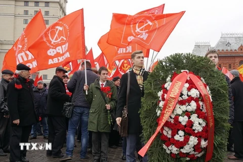 Vòng hoa của Đại hội quốc tế các Đảng Cộng sản và Công nhân lần thứ 19 mang dòng chữ Ghi nhớ công ơn những người đã bảo vệ Tổ quốc Xô Viết. (Ảnh: Tâm Hằng/TTXVN)
