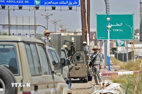 Binh sỹ Saudi Arabia gác dọc khu vực biên giới với Yemen tại tỉnh Jizan. (Nguồn: AFP/TTXVN)
