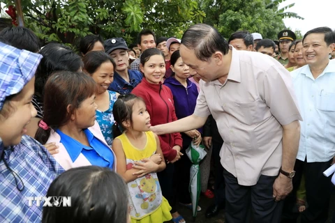 Chủ tịch nước Trần Đại Quang thăm hỏi, tặng quà và động viên bà con nhân dân tại xã Hòa Khương, huyện Hòa Vang. (Ảnh: Nhan Sáng/TTXVN)