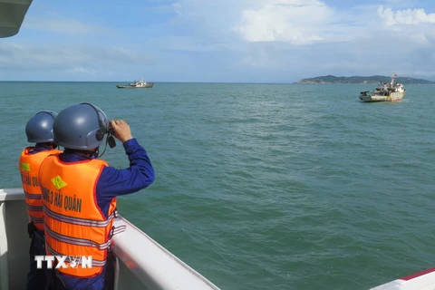 Lực lượng Vùng 3 Hải quân đang tìm kiếm thuyền viên mất tích ở vùng biển Quy Nhơn. (Ảnh: Nguyên Linh/TTXVN)