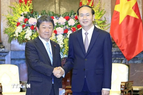 Chủ tịch nước Trần Đại Quang tiếp Bộ trưởng Tái thiết kinh tế Nhật Bản Toshimitsu Motegi. (Ảnh: Nhan Sáng/TTXVN)