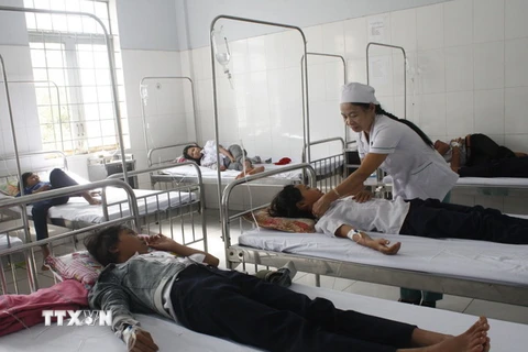 Các y, bác sỹ đang tập trung thăm khám, theo dõi học sinh nghi ngộ độc được điều trị tại trung tâm Y tế huyện Sa Thầy. (Ảnh: Hồng Điệp/TTXVN)