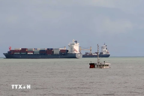 Tàu bị chìm ở cửa ngõ vào cảng Quy Nhơn. (Ảnh: Nguyên Linh/TTXVN)