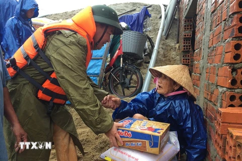 Lực lượng Cảnh sát đường thủy, Công an tỉnh Thừa Thiên-Huế cứu trợ lương thực cho người dân xã Phú Mậu, huyện Phú Vang. (Ảnh: Hồ Cầu/TTXVN)