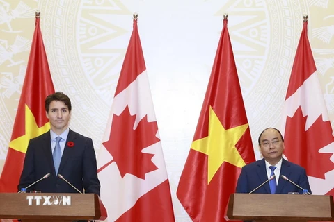 Thủ tướng Nguyễn Xuân Phúc và Thủ tướng Canada Justin Trudeau họp báo sau khi kết thúc hội đàm. (Ảnh: Thống Nhất/TTXVN)
