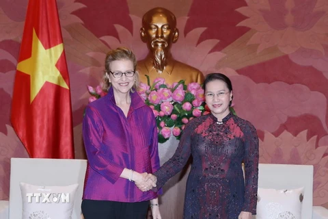 Chủ tịch Quốc hội Nguyễn Thị Kim Ngân tiếp bà Caitlin Weisen, tân Giám đốc Quốc gia Chương trình Phát triển Liên hợp quốc (UNDP) tại Việt Nam. (Ảnh: Trọng Đức/TTXVN)