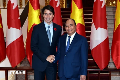 Thủ tướng Nguyễn Xuân Phúc và Thủ tướng Canada Justin Trudeau trước khi tiến hành hội đàm tại Trụ sở Chính phủ. (Ảnh: Phạm Kiên/TTXVN)