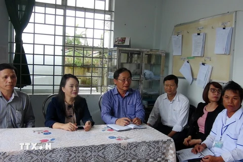 Bộ trưởng Nguyễn Thị Kim Tiến làm việc với trạm xá phường Ninh Hà (thị xã Ninh Hòa) sau bão số 12. (Ảnh: Phan Sáu/TTXVN)