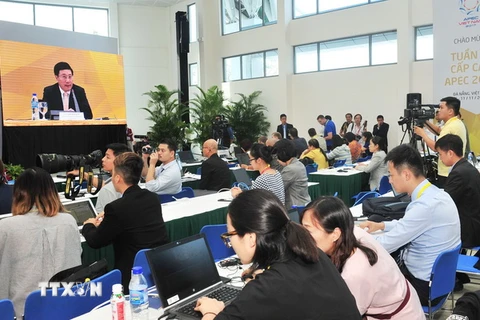 Phó Thủ tướng, Bộ trưởng Ngoại giao Phạm Bình Minh, Chủ tịch Ủy ban Quốc gia APEC 2017 trả lời câu hỏi của phóng viên, báo chí tại buổi họp báo. (Nguồn: TTXVN)