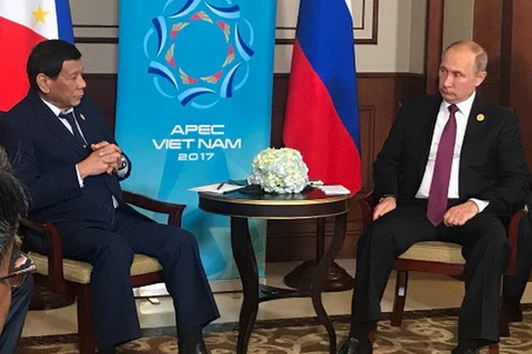Tổng thống Philippines Rodrigo Duterte gặp người đồng cấp Nga Vladimir Putin bên lề Hội nghị Cấp cao APEC 2017. (Nguồn: rappler.com)