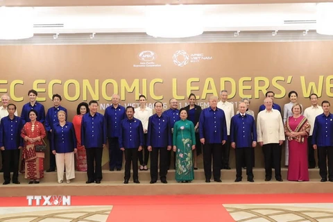 Chủ tịch nước Trần Đại Quang và Phu nhân chụp ảnh chung với Lãnh đạo các nền kinh tế thành viên APEC và Phu nhân. (Ảnh: TTXVN)