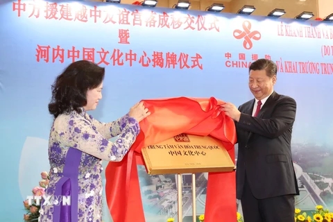 Chủ tịch Quốc hội Nguyễn Thị Kim Ngân và Tổng Bí thư, Chủ tịch Trung Quốc Tập Cận Bình thực hiện nghi thức khai trương Trung tâm Văn hóa Trung Quốc tại Hà Nội. (Ảnh: Trọng Đức/TTXVN)