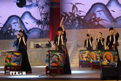 Tiết mục biểu diễn trống truyền thống của các nghệ sỹ đến từ thành phố Daegu. (Ảnh: Gia Thuận/TTXVN)