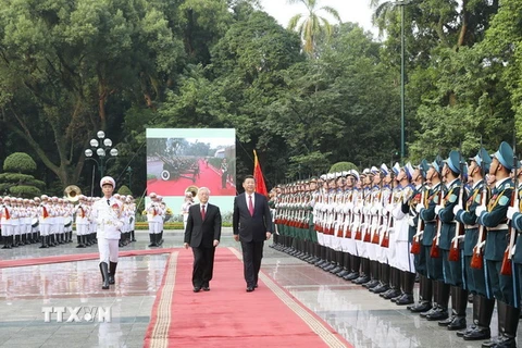 Tổng Bí thư Nguyễn Phú Trọng và Tổng Bí thư, Chủ tịch Trung Quốc Tập Cận Bình duyệt Đội danh dự Quân đội nhân dân Việt Nam. (Ảnh: Trí Dũng/TTXVN)