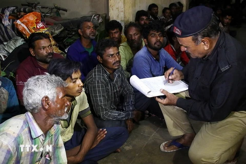 Ngư dân Ấn Độ tại một sở cảnh sát ở Karachi (Pakistan). (Nguồn: EPA/TTXVN)