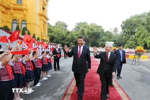 Thiếu nhi Thủ đô vẫy chào Tổng Bí thư Nguyễn Phú Trọng và Tổng Bí thư, Chủ tịch nước Trung Quốc Tập Cận Bình. (Ảnh: Trí Dũng/TTXVN)