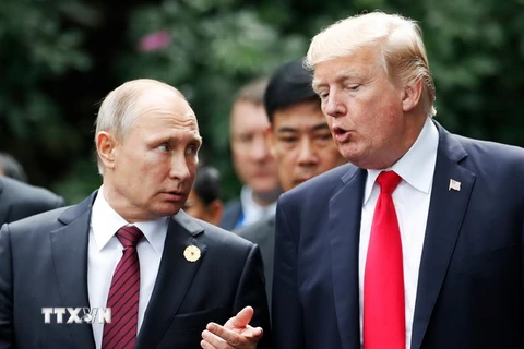 Tổng thống Mỹ Donald Trump (phải) và Tổng thống Nga Vladimir Putin (trái) tại Hội nghị cấp cao APEC ở Đà Nẵng. (Nguồn: AFP/TTXVN)