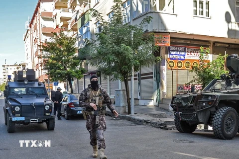 Cảnh sát Thổ Nhĩ Kỳ làm nhiệm vụ tại Diyarbakir. (Nguồn: AFP/TTXVN)