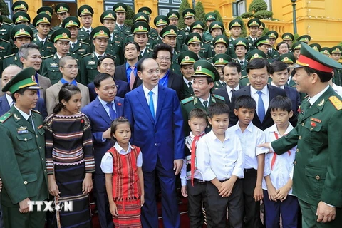 Chủ tịch nước Trần Đại Quang gặp mặt Đoàn đại biểu cán bộ, chiến sỹ Bộ đội Biên phòng và học sinh tham dự Chương trình Chia sẻ cùng thầy cô năm 2017. (Ảnh: Nhan Sáng/TTXVN)