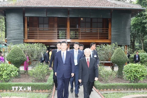 Tổng Bí thư Nguyễn Phú Trọng và Tổng Bí thư, Chủ tịch nước Trung Quốc Tập Cận Bình thăm Nhà sàn Bác Hồ. (Ảnh: Trí Dũng/TTXVN)