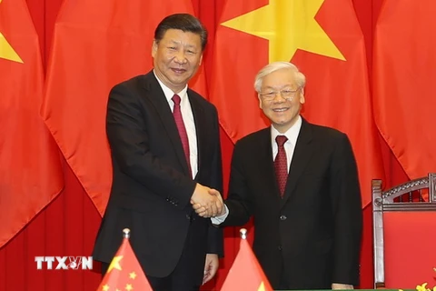 Tổng Bí thư Nguyễn Phú Trọng và Tổng Bí thư, Chủ tịch Trung Quốc Tập Cận Bình tại Lễ ký kết các văn kiện hợp tác giữa hai nước. (Ảnh: Trí Dũng/TTXVN)