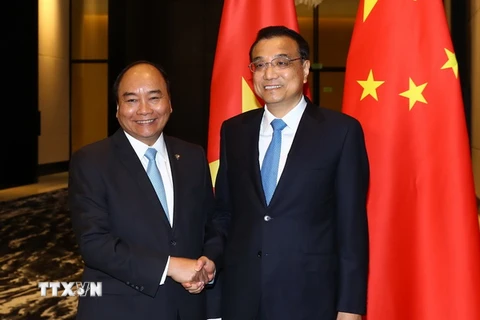 Thủ tướng Nguyễn Xuân Phúc gặp Thủ tướng Trung Quốc Lý Khắc Cường. (Ảnh: Thống Nhất/TTXVN)