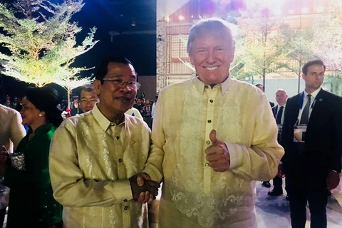 Thủ tướng Campuchia Samdech Hun Sen và Tổng thống Mỹ Donald Trump tại Manila. (Nguồn: phnompenhpost.com)