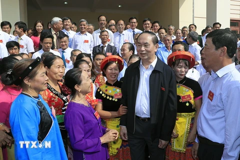 Chủ tịch nước Trần Đại Quang với đồng bào các dân tộc xã Tân Hưng. (Ảnh: Nhan Sáng/TTXVN)