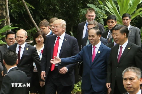 Tổng thống Nga Vladimir Putin, Tổng thống Hoa Kỳ Donald Trump, Chủ tịch nước Trần Đại Quang, Chủ tịch Trung Quốc Tập Cận Bình trên đường tới địa điểm chụp ảnh chung, sau khi kết thúc phiên họp kín tại APEC. (Ảnh: TTXVN)