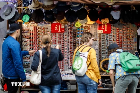 Hàng hóa được bày bán tại một khu chợ ở quận Notting Hill, London. (Nguồn: AFP/TTXVN)