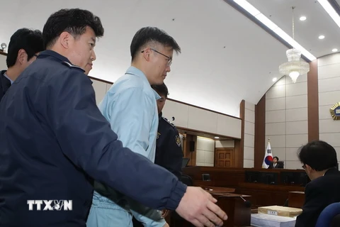 Ông Jeong Ho-seong (giữa) tại Tòa án quận trung tâm Seoul. (Nguồn: EPA/TTXVN)