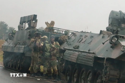 Xe quân sự Zimbabwe được triển khai bên ngoài thủ đô Harare ngày 15/11. (Nguồn: The Guardian/TTXVN)