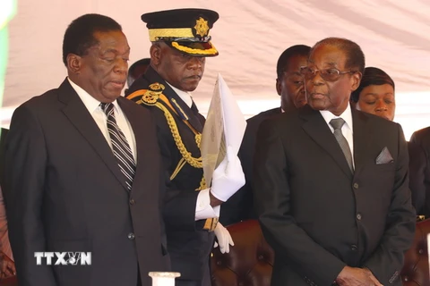 Tổng thống Zimbabwe Robert Mugabe (phải) và Phó Tổng thống Emmerson Mnangagwa tại một sự kiện ở Harare ngày 1/11. (Nguồn: THX/TTXVN)