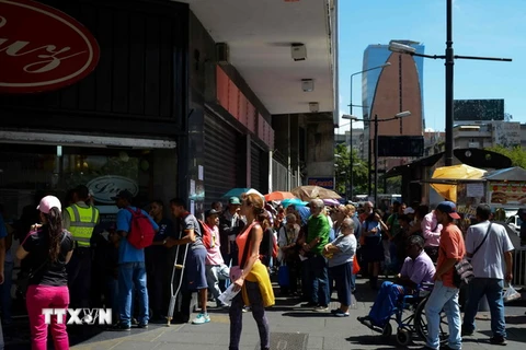Người dân xếp hàng mua lương thực và đồ gia dụng tại siêu thị ở Caracas, Venezuela. (Nguồn: AFP/TTXVN)