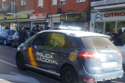 Cảnh sát phong tỏa bên ngoài ngân hàng Bankia. (Nguồn: sky.com)