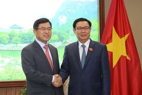 Phó Thủ tướng Vương Đình Huệ tiếp ông Shim Wonhwan, Tổng Giám đốc Tổ hợp Samsung Việt Nam. (Nguồn: baochinhphu.vn)