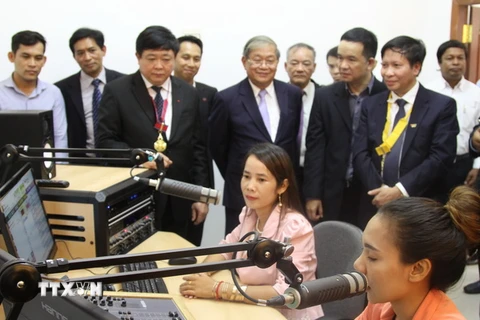 Các đại biểu tham quan các trang thiết bị Đài phát thanh tỉnh Kompong Cham. (Ảnh: Chanh Đa/TTXVN)