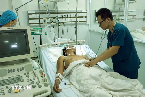Bác sỹ Bệnh viện Quân y 175, Thành phố Hồ Chí Minh cấp cứu cho bệnh nhân. (Ảnh: Phương Vy/TTXVN)