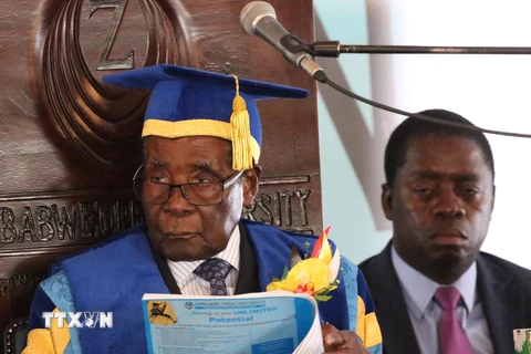 Tổng thống Robert Mugabe (trái) phát biểu tại lễ tốt nghiệp tại một trường đại học ở thủ đô Harare ngày 17/11. (Nguồn: THX/TTXVN)