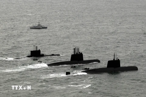 Tàu ngầm ARA San Juan, ARA Salta và ARA Santa Cruz tới căn cứ hải quân Mar del Plata, Argentina. (Nguồn: AFP/TTXVN)