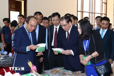 Thủ tướng Nguyễn Xuân Phúc thăm các gian hàng trưng bày sản phẩm. (Ảnh: Thống Nhất/TTXVN)