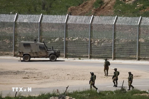 Binh sỹ Israel tuần tra gần hàng rào biên giới Israel-Syria tại Cao nguyên Golan. (Nguồn: AFP/TTXVN)